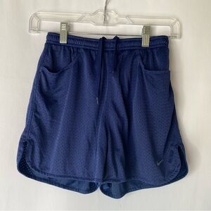 VTG NIKE YOUTH NAVY BLUE ATHLETIC MESH SHORTS SZ L 14 POCKETS DRAWSTRING 90's